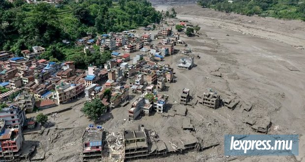 Au moins 95 morts et 384 touristes portés disparus après des crues meurtrières