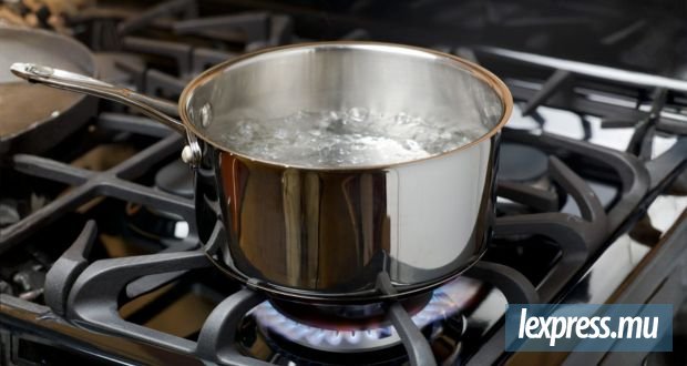 Une enfant brûlée en préparant des nouilles