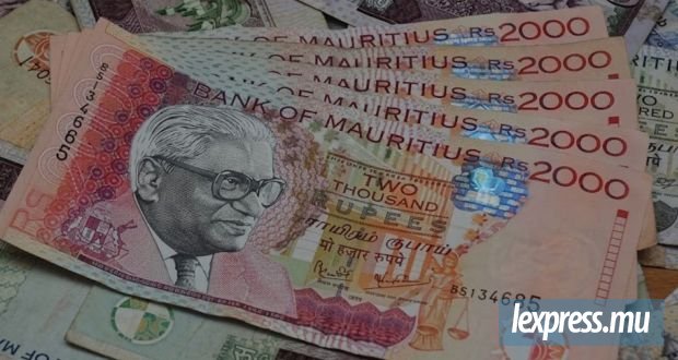 Face au dollar, la roupie a perdu 46 % en dix ans