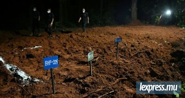 Plus de 900 morts, l'espoir s'amenuise pour les milliers de disparus