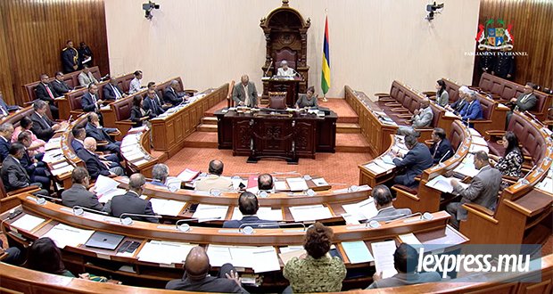 Écrans allumés, débats en sourdine