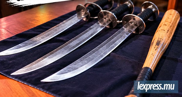 Un policier arrêté en possession de trois sabres et d’une batte de baseball