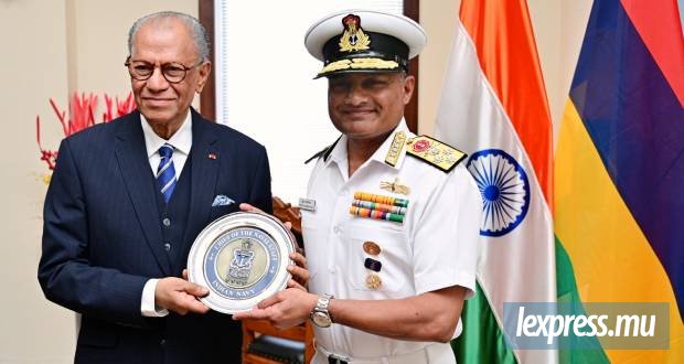 L’amiral Krishna Swaminathan, chef d’état-major de la Marine indienne, a rencontré le Premier ministre, Navin Ramgoolam, ce matin