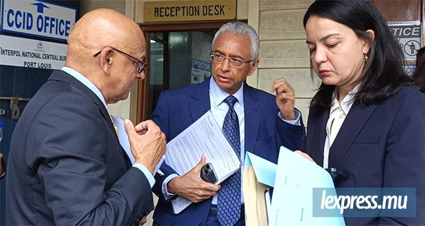 Face à des documents signés de sa main, Pravind Jugnauth reste muet