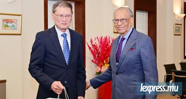 Le PM reçoit le Pr Edward Lam Shang Leen : collaboration en matière de radiologie et d’oncologie interventionnelle