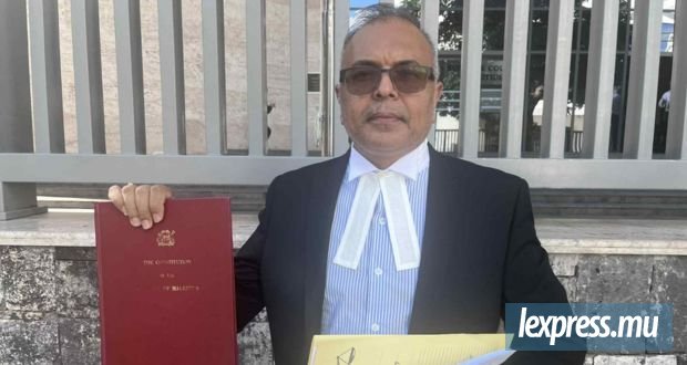 Mᵉˢ Sanjeev Teeluckdharry et Sacheen Boodhoo devant la Cour suprême