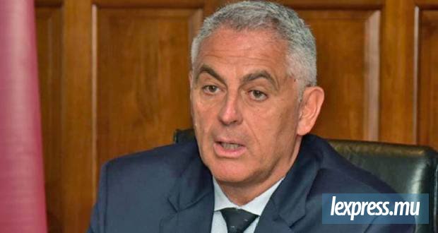 Laurent Recoura et six hauts cadres suspendus