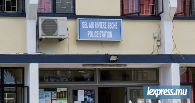 Un homme armé d'un gourdin clouté tente d'agresser des policiers