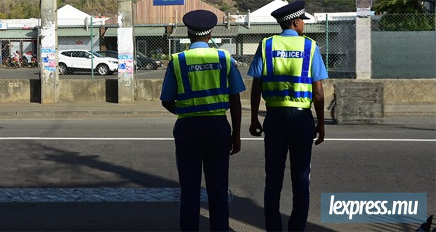 La police interpelle deux adolescents sans casque, un agent bousculé et blessé
