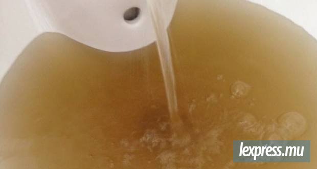 Les problèmes d'eau brunâtre refont surface dans plusieurs régions