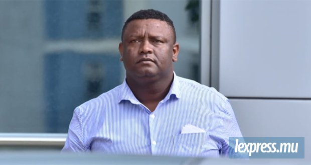 La FCC cherche à identifier la voix de Karl Elysée