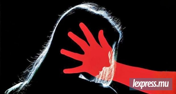 Une jeune femme de 23 ans accuse son beau-père, parti en Angleterre