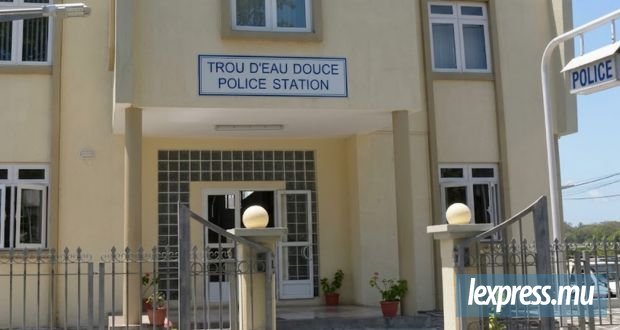 Un détenu menotté prend la fuite et est toujours en cavale
