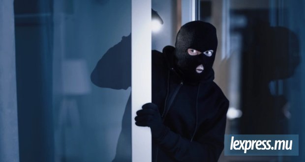 Deux hommes masqués et armés emportent des devises et du matériel