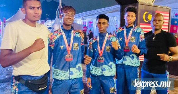 Prestation honorable des jeunes locaux en Malaisie