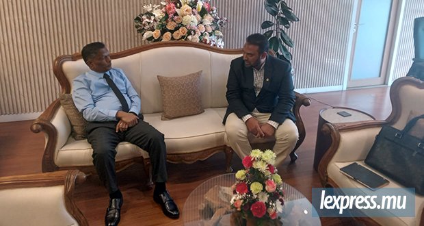 L’ambassadeur Riad Hullemuth rend visite au ministre des sports, Deven Nagalingum