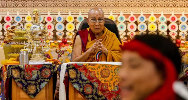 Le chef spirituel des Tibétains fête ses 90 ans et laisse entendre qu'il aura un successeur