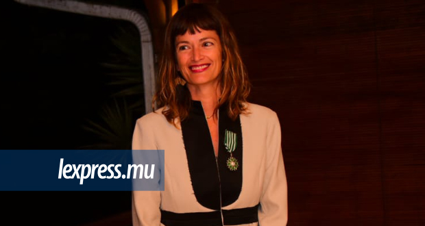 Astrid Dalais reçoit l’insigne de chevalière de l’ordre des Arts et des Lettres