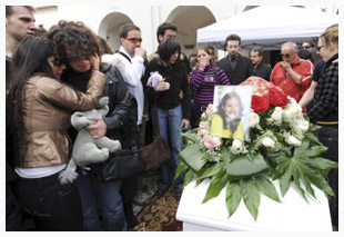 L''Italie commence à enterrer les victimes du séisme