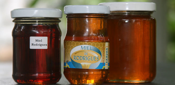 Des pots de miel rodriguais dont l’origine est contestée en vente sur des marchés mauriciens