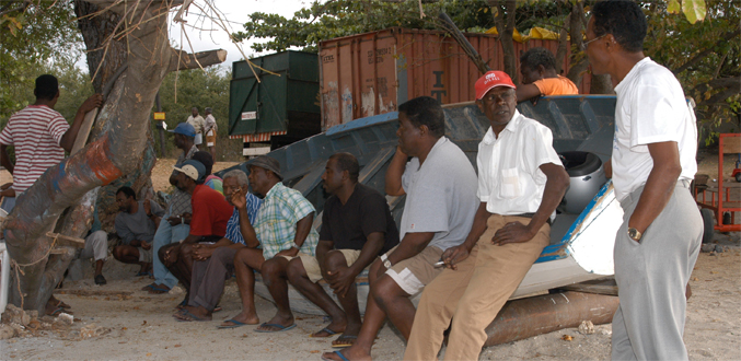 Des pêcheurs tentent de bloquer les travaux sur le Chantier Naval de l’Océan Indien