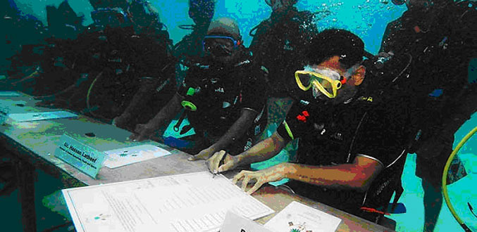 Maldives : Conseil de ministres sous marin pour  sensibiliser le monde au réchauffement climatique.