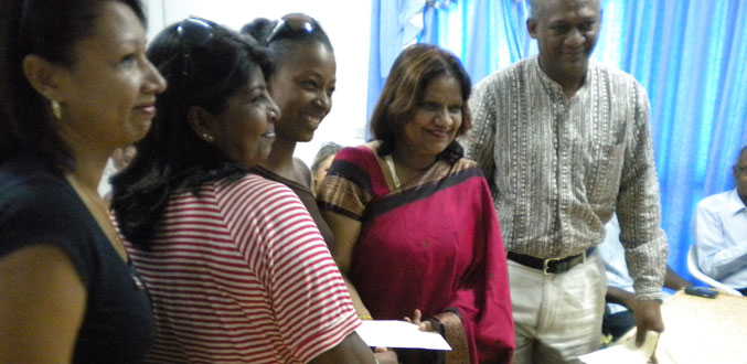 Linzy Bacbotte remet Rs 425 000 à trois ONG