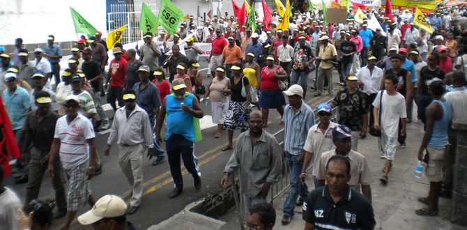 Marche Pacifique : 3 000 syndiqués manifestent devant la Plantation House à Port-Louis
