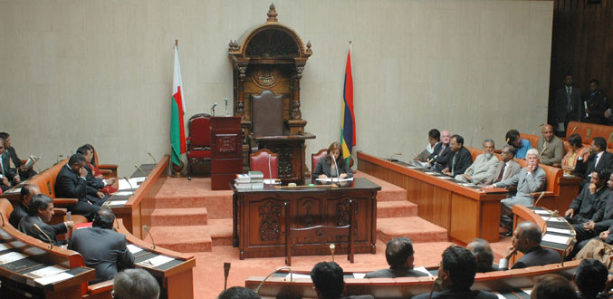 Parlement : la prestation de serment de Reza Uteem et la lecture du discours programme