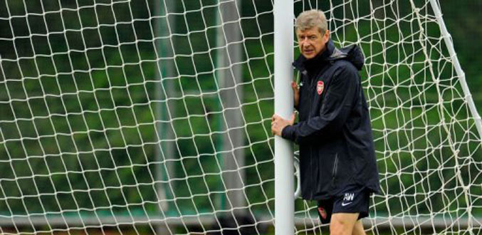 Football : Arsène Wenger risque une sanction pour avoir poussé un arbitre