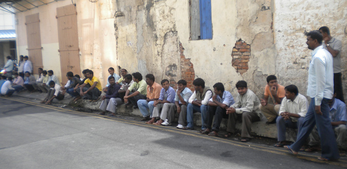 Des ouvriers indiens défilent dans la capitale en protestation contre leurs conditions de travail