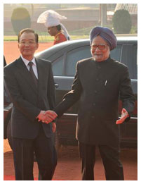 Asie: le Premier ministre chinois  poursuit son offensive de charme en Inde