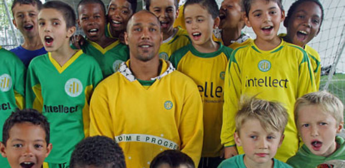 Seychelles : confondu avec une ex-star du foot anglais, il est fait sélectionneur national