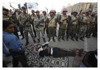 Egypte : l''armée disperse les manifestants place Tahrir