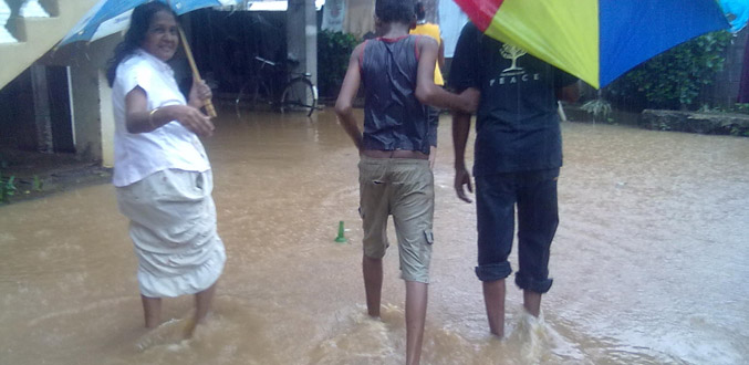 Pluies torrentielles : maisons inondées, ponts submergés et routes impraticables