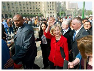 Egypte : Clinton sur la place Tahrir du Caire, haut lieu de la révolution
