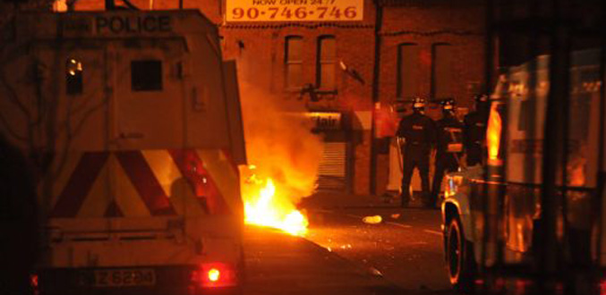 Une vingtaine de policiers blessés dans des heurts à Belfast