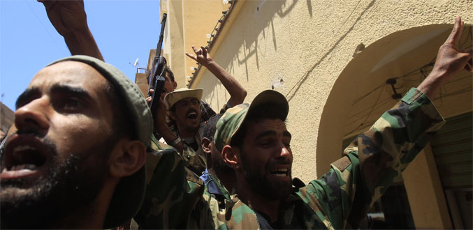 Paris et Washington n''excluent pas que Kadhafi reste en Libye