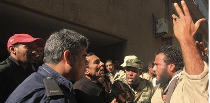 Des militaires libyens manifestent contre les milices