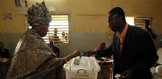 Sénégal : début du vote au  sur fond de tensions