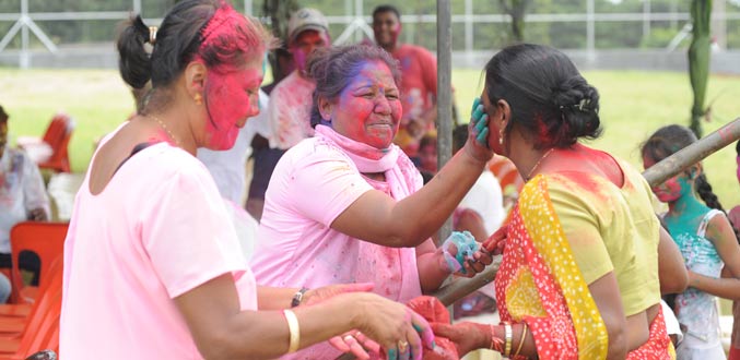 Holi : les hindous célèbrent la « fête des couleurs »