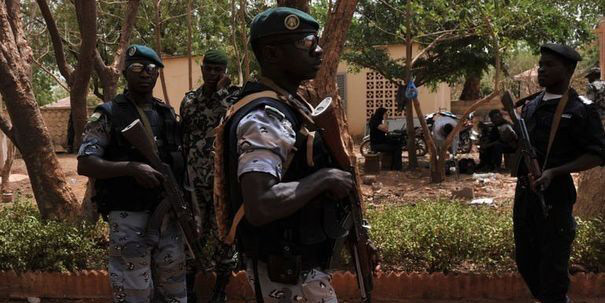 La Cedeao menace d''intervenir militairement au Mali ?