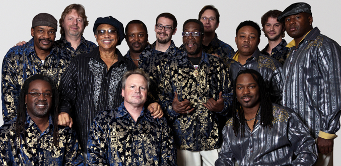 La troupe de “Earth, Wind and Fire Experience” en concert à Maurice