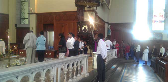 De nombreux Mauriciens se pressent pour rendre un dernier hommage à Mgr Nagapen