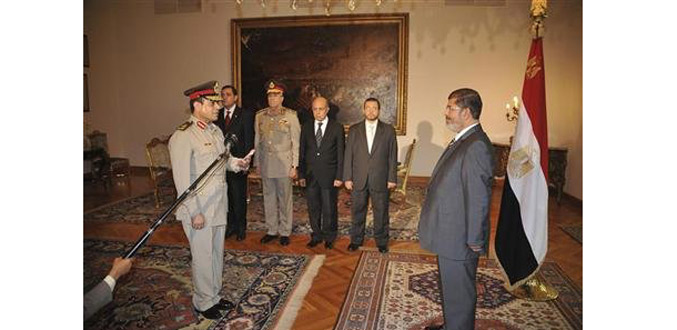 En Egypte, Mohamed Morsi affirme son pouvoir face aux militaires