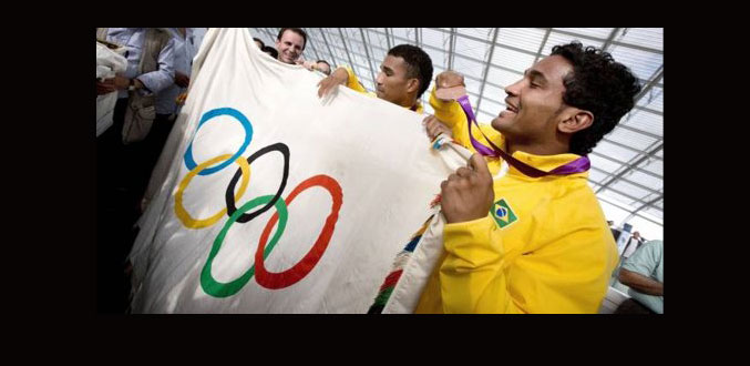Le drapeau olympique est à Rio