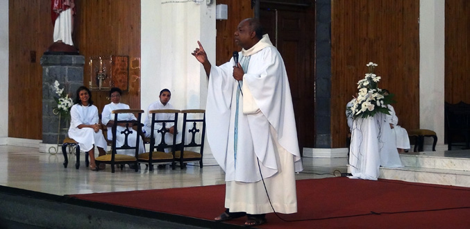 Messe de l’Assomption : le père Mongelard appelle à une renaissance de l’unité nationale