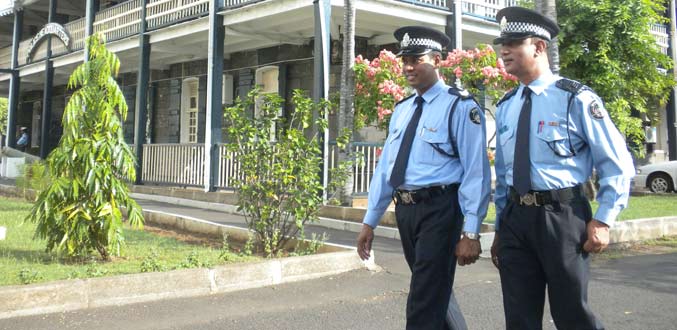 Les officiers Tuyau et Boojhawon entrent une action en cour pour un syndicat de police