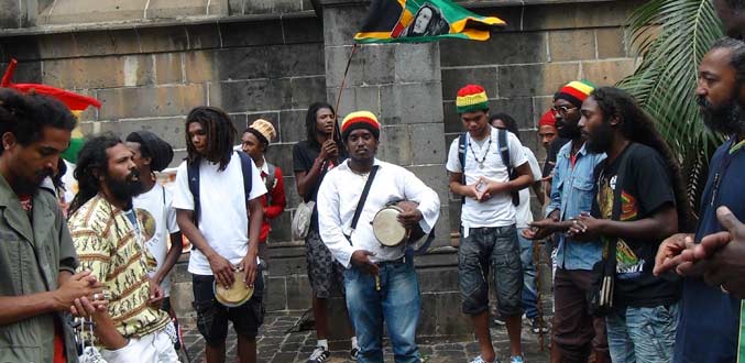 Les Rastafaris défilent dans les rues de Port-Louis pour dire non à la discrimination