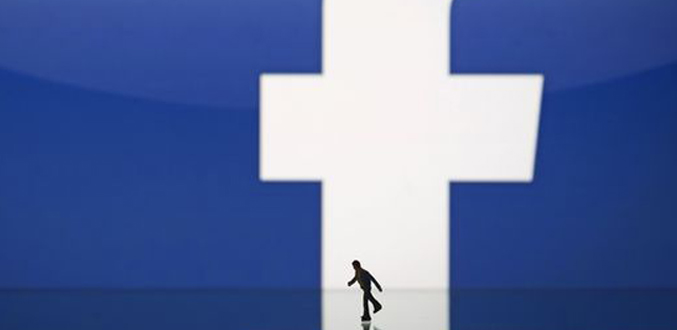 Facebook dément que des messages privés aient été rendus publics, mais chute en Bourse